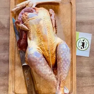 Poulet fermier prêt à cuire